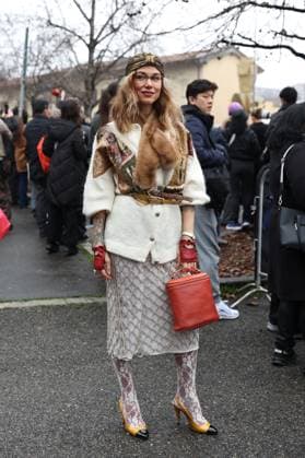 February 25, 2025, Milan, Lombardia, Italy: Milan Womens Fashion Week is taking place from February 25 to March 2, 2025. Fashionistas pose for photographers before the Gucci FW 2025-2026 fashion show. Milan Italy - ZUMAt227 20250225_zip_t227_009 Copyright: xMarinaxTakimotox