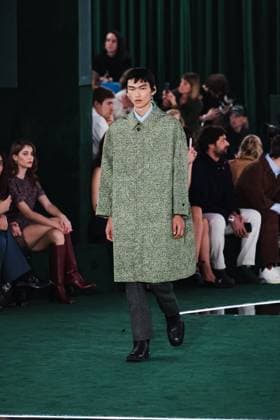 Milan, Milan, Milan Women s Fashion Week: Fall Winter 2025 - Gucci Fashion Show - Catwalk Milan, Milan Women s Fashion Week: Fall Winter 2025 - Women s Fashion, Fall Winter 2025 - Gucci Fashion Show - Catwalk. In the photo: Model- Women s Fashion, Fall Winter 2025 - Gucci Fashion Show - Catwalk. In the photo: Model Milan Italy  Copyright: xIPA ABACAx