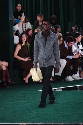 Milan, Italy: Milan, Milan Women s Fashion Week: Fall Winter 2025 - Women s Fashion, Fall Winter 2025 - Gucci Fashion Show - Catwalk. In the photo: Model- Women s Fashion, Fall Winter 2025 - Gucci Fashion Show - Catwalk. In the photo: Model Milan Italy  - ZUMAp169 20250225_zea_p169_600 Copyright: xAlessandroxBremecx