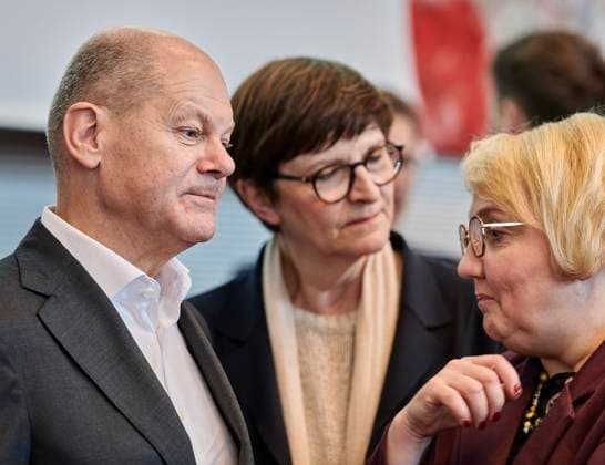 News Themen der Woche KW09 SPD Fraktionssitzung: Scholz + Esken EUR, Deutschland, Berlin, 25.02.2025: v.l.n.r. Bundeskanzler Olaf Scholz und Saskia Esken SPD-Parteivorsitzende vor der ersten Fraktionssitzung nach der Bundestagswahl. Es gibt Rücktrittsforderungen an den SPD-Parteivorstand. *** SPD parliamentary group meeting Scholz Esken EUR, Germany, Berlin, 25 02 2025 f l n r Federal Chancellor Olaf Scholz and Saskia Esken SPD party chairwoman before the first parliamentary group meeting after the federal elections There are calls for the SPD party executive to resign