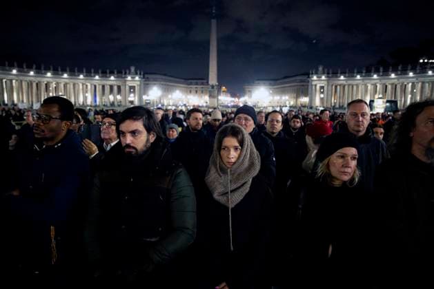 Bilder des Jahres 2025, News 02 Februar February 25, 2025, Vatican City, ITALY: Faithful attend a Rosary prayer for the health of Pope Francis who is hospitalized the Agostino Gemelli Hospital to a respiratory tract infection, in Saint Peter s Square, Vatican City, 25 February 2025. ANSA ANGELO CARCONI Vatican City ITALY  - ZUMAa110 20250225_zaf_a110_059 Copyright: xAngeloxCarconix