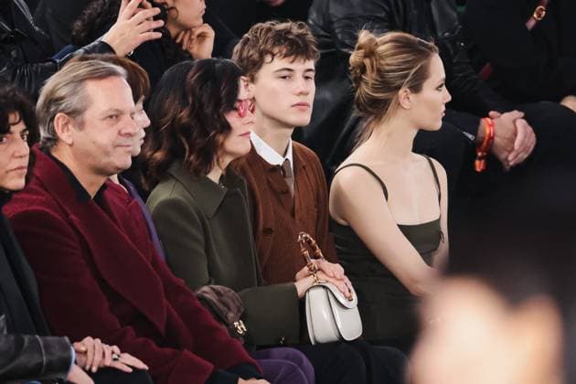 Milan, Milan Women s Fashion Week: Fall Winter 2025 - Gucci Fashion Show - Front Row Guests Milan, Milan Women s Fashion Week: Fall Winter 2025 - Women s Fashion, Fall Winter 2025 - Gucci Show - Guests. In the photo: Samuel Nivola (Actor), Iris Apatow (Actress), Parker Posey (Actress) Milan Italy  Copyright: xIPA ABACAx