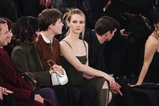 Milan, Milan Women s Fashion Week: Fall Winter 2025 - Gucci Fashion Show - Front Row Guests Milan, Milan Women s Fashion Week: Fall Winter 2025 - Women s Fashion, Fall Winter 2025 - Gucci Show - Guests. In the photo: Samuel Nivola (Actor), Iris Apatow (Actress), Parker Posey (Actress) Milan Italy  Copyright: xIPA ABACAx