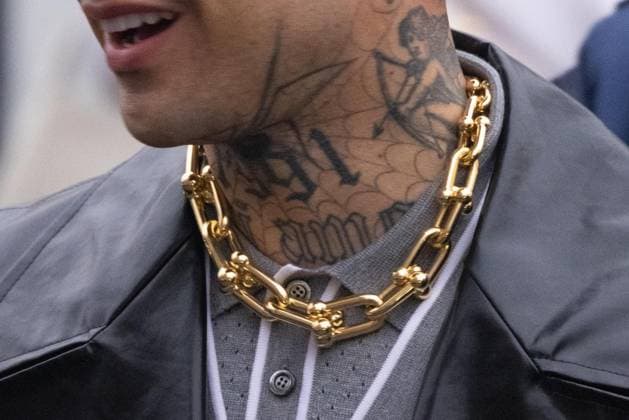 News - Gucci - Arrivals - Milan Fashion Week - Womenswear Fall Winter 2025 2026 Tony Effe (necklace detail) is seen leaving the Gucci fashion show during the Milan Fashion Week - Womenswear Fall Winter 2025 2026 on February 25, 2025 in Milan, Italy. Photo: Cinzia Camela. MILAN Superstudio Maxi Italy Copyright: xCinziaxCamelax xLiveMediax LPN_1750620