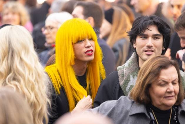 News - Gucci - Arrivals - Milan Fashion Week - Womenswear Fall Winter 2025 2026 A guest with yellow hair, is seen leaving the Gucci fashion show during the Milan Fashion Week - Womenswear Fall Winter 2025 2026 on February 25, 2025 in Milan, Italy. Photo: Cinzia Camela. MILAN Superstudio Maxi Italy Copyright: xCinziaxCamelax xLiveMediax LPN_1750645