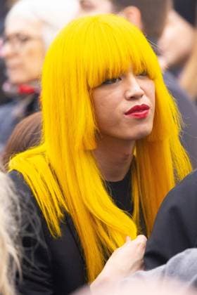 News - Gucci - Arrivals - Milan Fashion Week - Womenswear Fall Winter 2025 2026 A guest with yellow hair, is seen leaving the Gucci fashion show during the Milan Fashion Week - Womenswear Fall Winter 2025 2026 on February 25, 2025 in Milan, Italy. Photo: Cinzia Camela. MILAN Superstudio Maxi Italy Copyright: xCinziaxCamelax xLiveMediax LPN_1750646