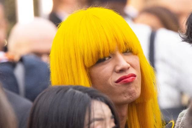 News - Gucci - Arrivals - Milan Fashion Week - Womenswear Fall Winter 2025 2026 A guest with yellow hair, is seen leaving the Gucci fashion show during the Milan Fashion Week - Womenswear Fall Winter 2025 2026 on February 25, 2025 in Milan, Italy. Photo: Cinzia Camela. MILAN Superstudio Maxi Italy Copyright: xCinziaxCamelax xLiveMediax LPN_1750648