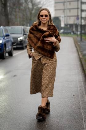 Street Style at Milan Fashion Week 2025 - Gucci in Milan, Italy on 25 February 2025 Street Style: A guest wears brown wide long shorts with a Gucci pattern, big brown fur scarf and fur shoes outside of the Gucci fashion show during the Milan Fashion Week Womenswear Fall Winter 2025 2026 in Milan, Italy on 25 February 2025., Credit:Stefano Costantino TTL Avalon Milan, Italy  Copyright: xStefanoxCostantinoxTTLx xAvalonx 0968952869