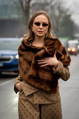 Street Style at Milan Fashion Week 2025 - Gucci in Milan, Italy on 25 February 2025 Street Style: A guest wears brown wide long shorts with a Gucci pattern, big brown fur scarf and fur shoes outside of the Gucci fashion show during the Milan Fashion Week Womenswear Fall Winter 2025 2026 in Milan, Italy on 25 February 2025., Credit:Stefano Costantino TTL Avalon Milan, Italy  Copyright: xStefanoxCostantinoxTTLx xAvalonx 0968952888