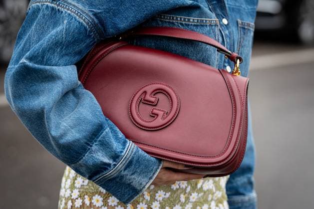 Street Style at Milan Fashion Week 2025 - Gucci in Milan, Italy on 25 February 2025 Street Style: Steph Hui wears a bordeaux Gucci leather bag outside of the Gucci fashion show during the Milan Fashion Week Womenswear Fall Winter 2025 2026 in Milan, Italy on 25 February 2025., Credit:Stefano Costantino TTL Avalon Milan, Italy  Copyright: xStefanoxCostantinoxTTLx xAvalonx 0968952993