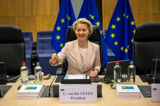 News Themen der Woche KW09 News Bilder des Tages February 26, 2025, Brussels, Bxl, Belgium: Ursula Von der Leyen , the president of the European Commission ring the bell to start the weekly meeting of the College of Commissioners in Brussels, Belgium, Wednesday, 26.02.2025. The key topic of discussion is the Clean Industrial Deal, aimed at supporting European industry in its transition towards climate neutrality. The plan includes simplifying regulatory procedures, accelerating access to financing, and strengthening supply chains for zero-emission technologies by Brussels Belgium - ZUMAw80_ 20250226_faf_w80_007 Copyright: xWiktorxDabkowskix