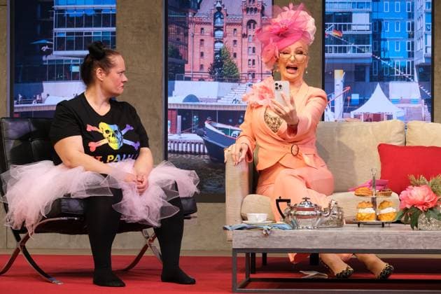 Bilder des Jahres 2025, Entertainment 02 Februar Entertainment Bilder des Tages Desiree Nick ist in der Hauptrolle des Theaterstücks Spiel gewinnt zu sehen. Sie betreut als Psychotherapeutin und zugleich Mutter ihren Sohn Felix (Hubertus Brandt), einen IT-Nerd, der menschenscheu ist und seine Wohnung fast nie verlässt. Nur die chaotische Miriam (Katrin Filzen) gewinnt seine Freundschaft. Die Uraufführung findet in der Komödie Winterhuder Fährhaus statt, Fotoprobe am 26.2.2025 in Hamburg *** Desiree Nick can be seen in the leading role of the play Spiel gewinnt As a psychotherapist and mother, she looks after her son Felix Hubertus Brandt , an IT nerd who is shy of people and almost never leaves his apartment Only the chaotic Miriam Katrin Filzen wins his friendship The world premiere will take place at the Komödie Wi
