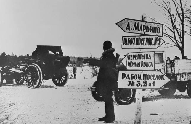 Archivbilder der Woche KW09 February, 1943. Leningrad Region, USSR. A traffic controller is pictured by a sign on a military road in a district liberated from Nazi invaders after the breakthrough of the Leningrad blockade during the Great Patriotic War (part of the Second World War). Vsevolod Tarasevich TASS  32424959