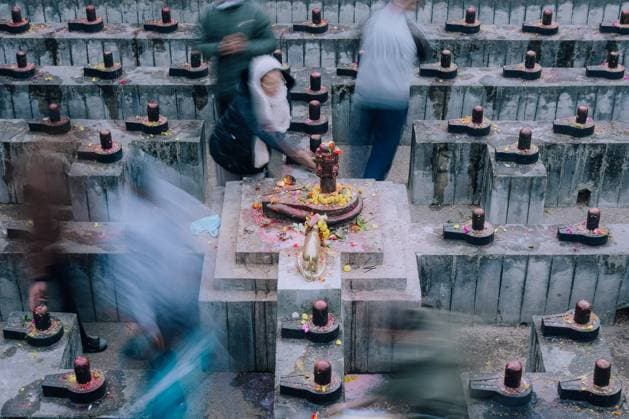 Bilder des Jahres 2025, News 02 Februar News Bilder des Tages February 26, 2025, Bhaktapur, Nepal: Hindu devotees offering lamps at Doleshwor Mahadev Temple during the Maha Shivaratri festival in Bhaktapur, Nepal. Hindus from Nepal have celebrated the Maha Shivaratri festival. Shivaratri, one of the biggest Hindu festivals, is celebrated annually in the Nepali lunar month of Falgun in devotion to the Hindu Lord Shiva, who is regarded as the god of immense power and destruction. Bhaktapur Nepal - ZUMAm204 20250226_zip_m204_014 Copyright: xAmitxMachamasix