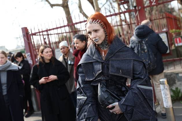 February 26, 2025, Milan, Lombardia, Italy: Milan Womens Fashion Week is taking place from February 25 to March 2, 2025. Fashionistas pose for photographers before the Diesel FW 2025-2026 fashion show. Milan Italy - ZUMAt227 20250226_zip_t227_003 Copyright: xMarinaxTakimotox