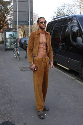 February 26, 2025, Milan, Lombardia, Italy: Milan Womens Fashion Week is taking place from February 25 to March 2, 2025. Fashionistas pose for photographers before the Diesel FW 2025-2026 fashion show. Milan Italy - ZUMAt227 20250226_zip_t227_011 Copyright: xMarinaxTakimotox