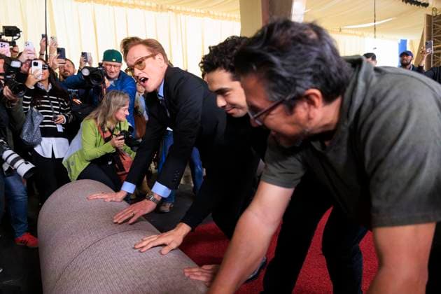 Entertainment Bilder des Tages February 26, 2025, Hollywood, California, USA: Conan OÃ¢â‚¬â ¢Brien and workers roll out the red carpet in preparation for the 97th Academy Awards at the Dolby Theater in Hollywood, California on February 26, 2025. The Academy Awards Ceremony will take place on Sunday March 2, 2025. ARIANA RUIZ BNS PI Hollywood USA - ZUMAp124 20250226_zaa_p124_004 Copyright: xArianaxRuizx