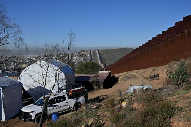 Mexico National Guard Patrol US-Mexico Border The Mexican National Guard mounts a patrol encampment at the US-Mexico border in eastern Tijuana, Baja California, Mexico, on February 26, 2025. The government of Mexico sends troops to the northern border with the United States in early February as part of a 10,000-member deployment operation to tighten measures against illegal migration and cross-border drug smuggling. Mexican President Claudia Sheinbaum promises her US counterpart, President Donald Trump, this action in exchange for a delay of his tariffs, which are delayed once again until April 2, 2025. Tijuana BAJA CALIFORNIA Mexico  Copyright: xCarlosxMorenox originalFilename: moreno-mexicann250226_np0Zf.jpg