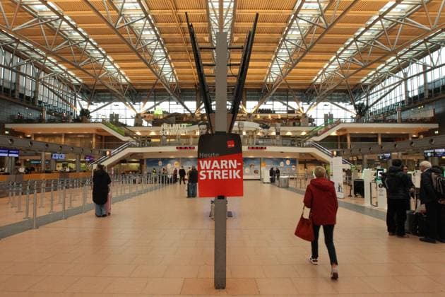 News Themen der Woche KW09 News Bilder des Tages Im Terminal 2 vom Flughafen Hamburg (Hamburg Airport Helmut Schmidt) hängt ein Plakat der Vereinten Dienstleistungsgewerkschaft (ver.di), das am Donnerstagmorgen auf den Warnstreik am Airport Hamburg hinweist. Ver.di hat die Beschäftigten der Flughafen AG, der Instandhaltung, der IT-Dienste, der Flughafensicherheitsdienste, der Passagierabfertigung und der Gepäckbeförderung zum Warnstreik aufgerufen. Hintergrund ist die Tarifrunde des Öffentlichen Dienstes. Fuhlsbüttel Hamburg *** In Terminal 2 at Hamburg Airport Helmut Schmidt there is a poster of the United Services Union ver di , which refers to the warning strike at Hamburg Airport on Thursday morning Ver di has called the employees of Flughafen AG, maintenance, IT services, ai