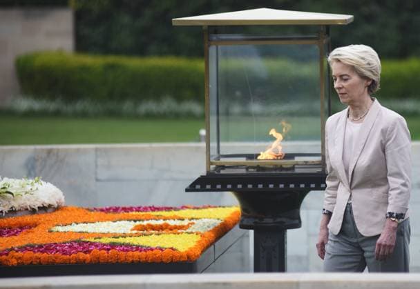 Bilder des Jahres 2025, News 02 Februar News Themen der Woche KW09 Bilder des Jahres 2025, News 02 Februar News Bilder des Tages Ursula von der Leyen at the Gandhi memorial in New Delhi European Commission President Ursula von der Leyen arrived in New Delhi, India on Thursday February 27, 2025 for a two-day official visit, reaffirming India s role as a trusted friend and strategic ally for Europe. She placed a wreath and walked around the Mahatma Gandhi memorial on arrival. New Delhi Delhi India Copyright: xSondeepxShankarx