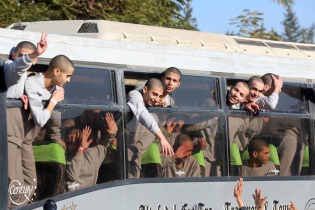 News Themen der Woche KW09 News Bilder des Tages A bus carrying former Palestinian prisoners arrives at the European Hospital in Khan Yunis in the southern Gaza Strip A bus carrying former Palestinian prisoners arrives at the European Hospital in Khan Yunis in the southern Gaza Strip on February 27, 2025, following their release by Israeli authorities. Hamas handed over the coffins of four hostages early on February 27, Israeli authorities confirmed, followed soon after by the return of hundreds of freed Palestinian prisoners to the West Bank and Gaza. In the West Bank and Gaza, Journalists saw hundreds of Palestinian prisoners freed by Israel arrive on buses accompanied by Red Cross vehicles. More than 600 were due to be released in the latest exchange, while Al Jazeera reported nearly 1 Copyright: xapaimagesxOmarxAshtawyx xapaimagesx