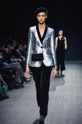 February 27, 2025, Milano: A model presents a creation by Emporio Armani at the Milan Fashion Week, in Milan, Italy, 28 February 2025. The Fall Winter 2025 2026 collections are presented until 03 March 2025. .ANSA MATTEO CORNER Milano  - ZUMAa110 20250227_zaf_a110_022 Copyright: xMatteoxCornerx xZ14x