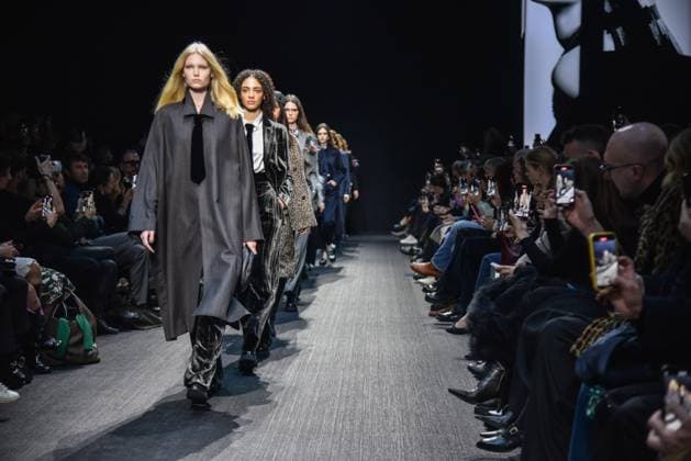 February 27, 2025, Milano: A model presents a creation by Emporio Armani at the Milan Fashion Week, in Milan, Italy, 28 February 2025. The Fall Winter 2025 2026 collections are presented until 03 March 2025. .ANSA MATTEO CORNER Milano  - ZUMAa110 20250227_zaf_a110_023 Copyright: xMatteoxCornerx xZ14x