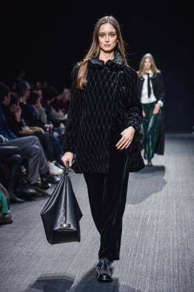 February 27, 2025, Milano: A model presents a creation by Emporio Armani at the Milan Fashion Week, in Milan, Italy, 28 February 2025. The Fall Winter 2025 2026 collections are presented until 03 March 2025. .ANSA MATTEO CORNER Milano  - ZUMAa110 20250227_zaf_a110_025 Copyright: xMatteoxCornerx xZ14x