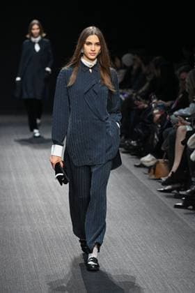 Milan, Milan Women s Fashion Week: Fall Winter 2025 - Emporio Armani Fashion Show - model Milan, Milan Women s Fashion Week: Fall Winter 2025 - Women s Fashion, Fall Winter 2025.- Emporio Armani fashion show - guests in the photo: model MILAN Italy  Copyright: xIPA ABACAx