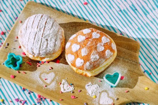 gefüllte Faschingskrapfen mit Puderzucker (Vanille, Hagebuttenmarmelade), Holzbrett, weiß-türkis gestreifte Tischdecke, Ausstecherformen Herz und Blume Türkis, bunte Streusel *** filled carnival doughnuts with vanilla powdered sugar, rosehip jam, wooden board, white and turquoise striped tablecloth, heart and turquoise flower cookie cutters, colorful sprinkles