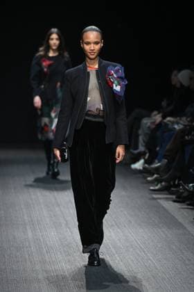 Milan, Italy: Milan, Milan Women s Fashion Week: Fall Winter 2025 - Women s Fashion, Fall Winter 2025.- Emporio Armani fashion show - guests in the photo: model Milan Italy  - ZUMAp169 20250227_zea_p169_754 Copyright: xSimonaxChiocciax