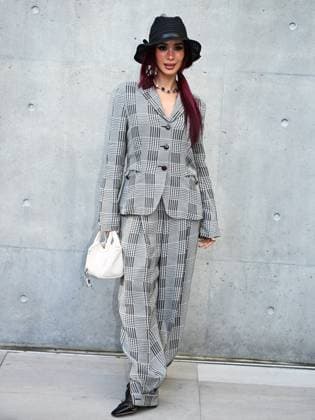 Milan, Milan Women s Fashion Week: Fall Winter 2025 26 - Emporio Armani fashion show - catwalk - In the photo: guest  Copyright: xSimonaxChiocciax xipa-agency.netx xFotosickix IPA_Agency_IPA54655642