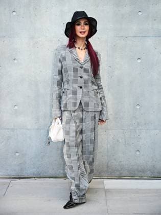 Milan, Milan Women s Fashion Week: Fall Winter 2025 26 - Emporio Armani fashion show - catwalk - In the photo: guest  Copyright: xSimonaxChiocciax xipa-agency.netx xFotosickix IPA_Agency_IPA54655646