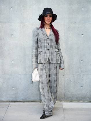 Milan, Milan Women s Fashion Week: Fall Winter 2025 26 - Emporio Armani fashion show - catwalk - In the photo: guest  Copyright: xSimonaxChiocciax xipa-agency.netx xFotosickix IPA_Agency_IPA54655649