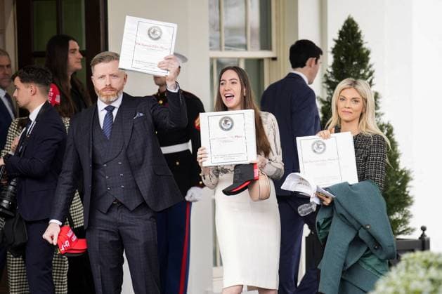 Bilder des Jahres 2025, News 02 Februar News Bilder des Tages Trump Administration Releases Documents on Epstein - Washington People carrying binders bearing the seal of the US Justice Department reading The Epstein Files: Phase 1 walk out of the West Wing of the White House in Washington, DC, USA on February 27, 2025. The Trump administration has said it would release documents on late tycoon and convicted sex trafficker Jeffrey Epstein who was found dead in his prison cell in 2019. Photo by Yuri Gripas ABACAPRESS.COM Washington DC United States  Copyright: xGripasxYuri ABACAx