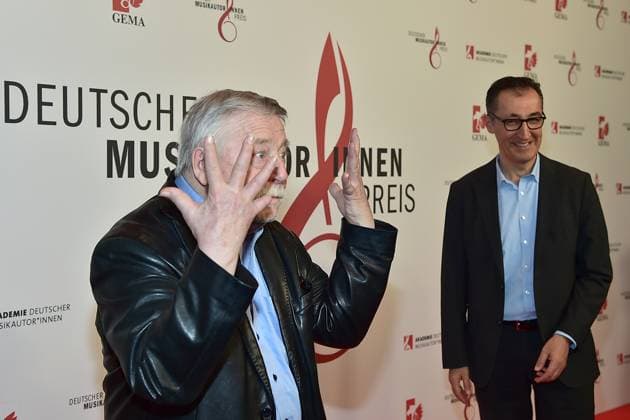 16 MusikAutorenPreis 2025 Wolöf Bikermann, Cem Özdemir, Bündnis 90 Die Grünen at the 16 MusikAutorenPreis 2025 at the Hotel Ritz Charlton in Berlin, on 27 02 2025 Photopress Mueller