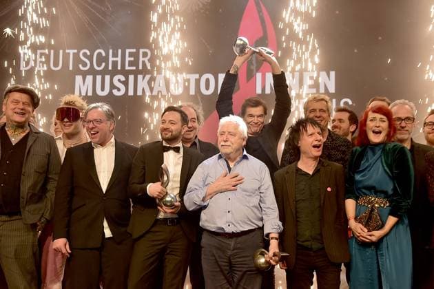 16 MusikAutorenPreis 2025 stage closing picture of many winners with Wolf Biermann, his lifes work and TOTEN HOSEN WITH THE SPECIAL INSPIRATION AWARD at the 16 MusikAutorenPreis 2025 at the Hotel Ritz Charlton in Berlin, on 27 02 2025 Photopress Mueller