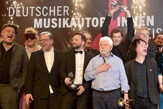 16 MusikAutorenPreis 2025 stage closing picture with Die Toten Hosen, Ski Aggu, Wolf Biermann and other award winners at the 16 MusikAutorenPreis 2025 at the Hotel Ritz Charlton in Berlin, on 27 02 2025 Photopress Mueller