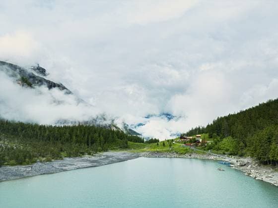 Ein ruhiger See umgeben von üppigen Wäldern und nebligen Bergen unter einem bewölkten Himmel, Natur, Wasser, Eis, Gletscherströme, Bergsee, See, Oeschinensee, Oeschinensee oberhalb von Kandersteg, Schweizer Alpen, Schweiz, Europa A serene lake surrounded by lush forests and misty mountains under a cloudy sky, nature, water, ice, glacial streams, mountain lake, lake, Oeschinensee, Lake Oeschinen above Kandersteg, Swiss Alps, Switzerland, Europe Copyright: imageBROKER OndaTravel ibxkrm12747265.jpg