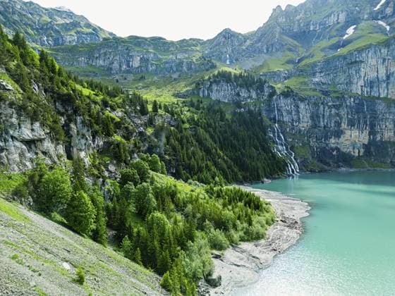 Eine ruhige Berglandschaft mit einem türkisfarbenen See und dichten Waldrändern, Natur, Wasser, Eis, Gletscherströme, Bergsee, See, Oeschinensee, Oeschinensee oberhalb von Kandersteg, Schweizer Alpen, Schweiz, Europa A serene mountainous landscape with a turquoise lake and dense forestillsides, nature, water, ice, glacial streams, mountain lake, lake, Oeschinensee, Lake Oeschinen above Kandersteg, Swiss Alps, Switzerland, Europe Copyright: imageBROKER OndaTravel ibxkrm12747289.jpg