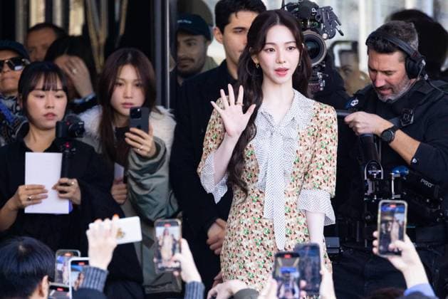 Entertainment Bilder des Tages News - Prada - Arrivals - Milan Fashion Week - Womenswear Fall Winter 2025 2026 Karina is seen arriving at the Prada fashion show during the Milan Fashion Week - Womenswear Fall Winter 2025 2026 on February 27, 2025 in Milan, Italy. Photo: Cinzia Camela. MILAN Fondazione Prada Italy Copyright: xCinziaxCamelax xLiveMediax LPN_1756727