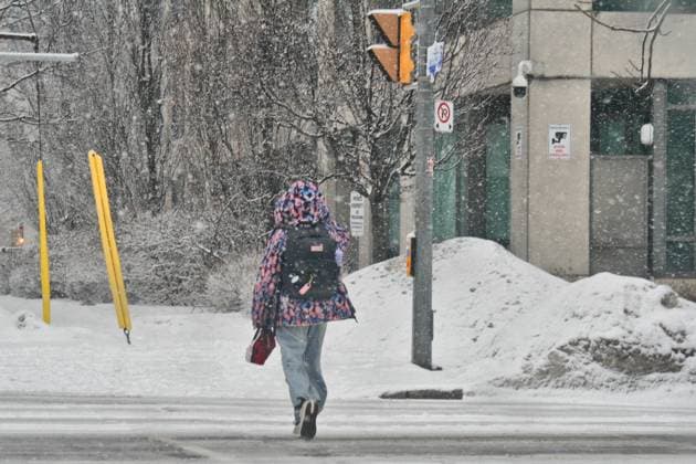 Heavy Snow Falling In Toronto, Canada A person walks as heavy snow falls in Toronto, Ontario, Canada, on February 27, 2025. Toronto Ontario Canada  Copyright: xCreativexTouchxImagingxLtdx originalFilename: friedman-heavysno250227_npawf.jpg
