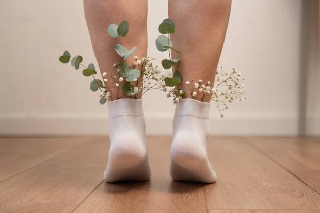 Creative Highlights Symbolfotos PR_ID26632_10596_Room.jpg, MR_ID26632_19749_DariaGolubeva.jpg, MR_ID26632_19750_JuliaGolubeva.jpg Legs wearing white socks adorned with eucalyptus leaves and baby™s breath flowers, creating a whimsical and natural aesthetic for self-care and beauty routines, Property released Model Released LiliyaSolopova_ID26632_768698_036 Copyright: xLiliyaxSolopovax RECORD DATE NOT STATED