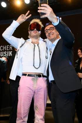 Ski Aggu and Cem Özdemir at the 16 German Music Writers Prize of GEMA 2025 at The Ritz Carlton Hotel Berlin, 27 02 2025 Foto:xN.xKubelkax xFuturexImagex musikautorenpreis_5328