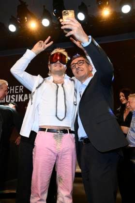 Ski Aggu and Cem Özdemir at the 16 German Music Writers Prize of GEMA 2025 at The Ritz Carlton Hotel Berlin, 27 02 2025 Foto:xN.xKubelkax xFuturexImagex musikautorenpreis_5329