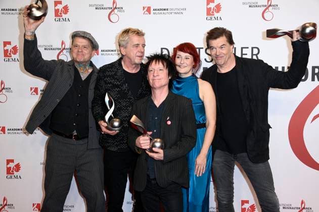 Andreas von Holst, Andreas Meurer, Vom Ritchie and Campino from Die Toten Hosen with Diane Weigmann at GEMAs 16 German Music Writers Award 2025 at The Ritz Carlton Hotel Berlin, 27 02 2025 Foto:xN.xKubelkax xFuturexImagex musikautorenpreis_5335