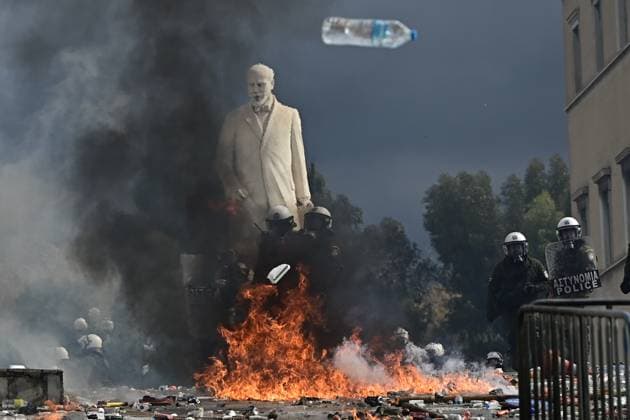 Bilder des Jahres 2025, News 02 Februar News Bilder des Tages Griechenland, Demonstration erinnert an Zugunglück von 2023 Protesters clash with riot police. Protesters take part in a rally demanding justice during a 24-hour nationwide strike marking the two-year anniversary of the Tempi train crash, in central Syntagma Square, in Athens, Greece, 28 February 2025. The train crash at Tempi on 28 February 2023 claimed 57 lives. The protests were organized by the Association of Tempi Accident Victims with central slogans I don t have oxygen and No crime goes unpunished , are planned throughout Greece and abroad. IMAGO ONE INCH PRODUCTIONS ATHENS Greece Copyright: xOnexInchxProductionsx 6479820