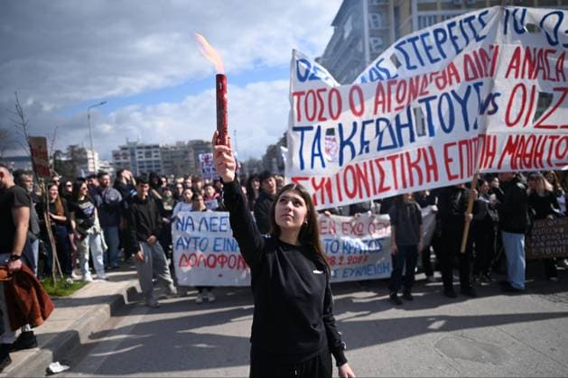 News Themen der Woche KW09 News Bilder des Tages February 28, 2025, Thessaloniki, Greece: People demonstrate two years after a deadly train accident which has triggered hundreds of other demonstrations and a general strike. Thessaloniki Greece - ZUMAp191 20250228_zap_p191_011 Copyright: xGiannisxPapanikosx