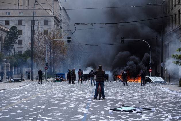 News Themen der Woche KW09 News Bilder des Tages Rally For The 2nd Anniversary Of The Tempi Train Disaster A cyclist stands in front of fires during the riots that break out following the protest at Syntagma Square in Athens, Greece, on February 28, 2025, marking the two-year anniversary of the train disaster in Tempi on February 28, 2023. Athens Greece  Copyright: xGiorgosxArapekosx originalFilename: arapekos-notitle250228_npVoX.jpg
