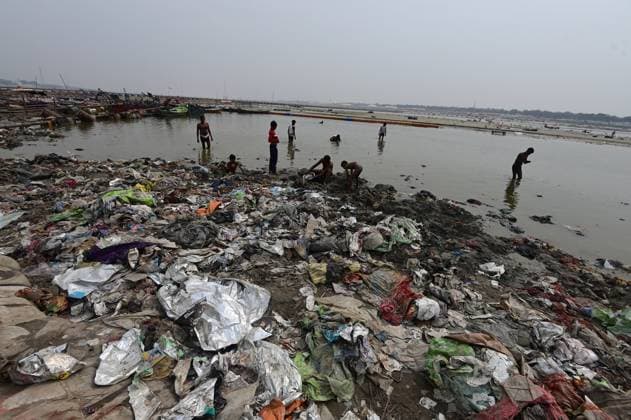 News Themen der Woche KW09 News Bilder des Tages Maha Kumbh Mela 2025 Men search for coins and gold in the polluted waters of the Ganga River at Sangam after the Maha Kumbh Mela festival in Prayagraj, India, on February 28, 2025. Prayagraj (Allahabad) India  Copyright: xSanjayxKanojiax originalFilename: kanojia-notitle250228_npacM.jpg